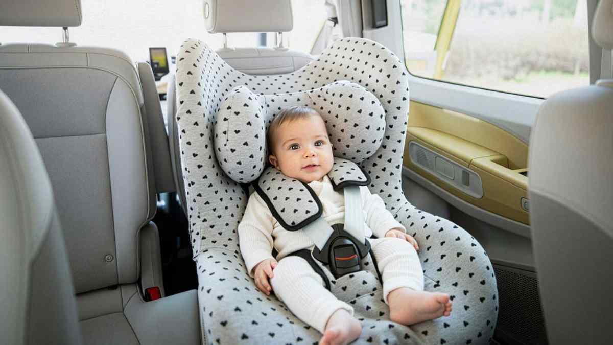 Bebé en sillita infantil para coche homologada según la normativa R129 que exige la DGT