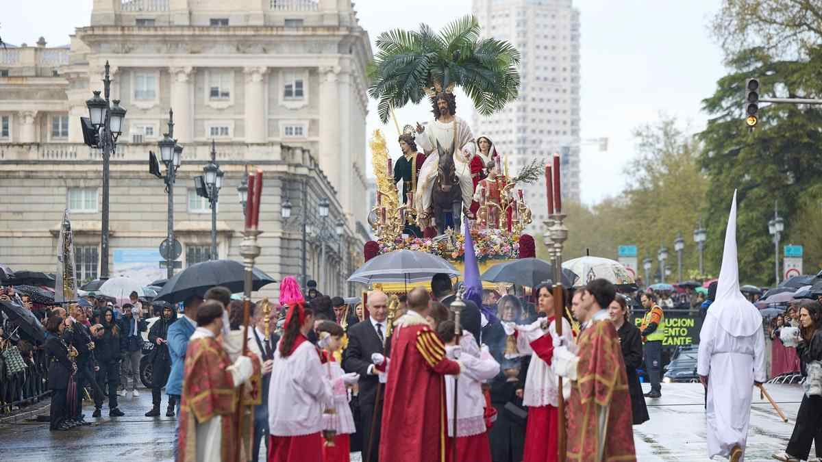 Procesión del Domingo de Ramos en Madrid con lluvia y ambiente frío durante el inicio de Semana Santa