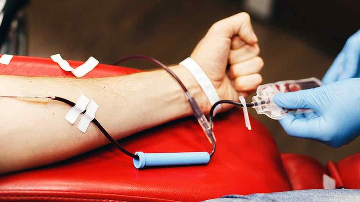 Donación de sangre en Madrid durante una campaña para reforzar las reservas sanitarias