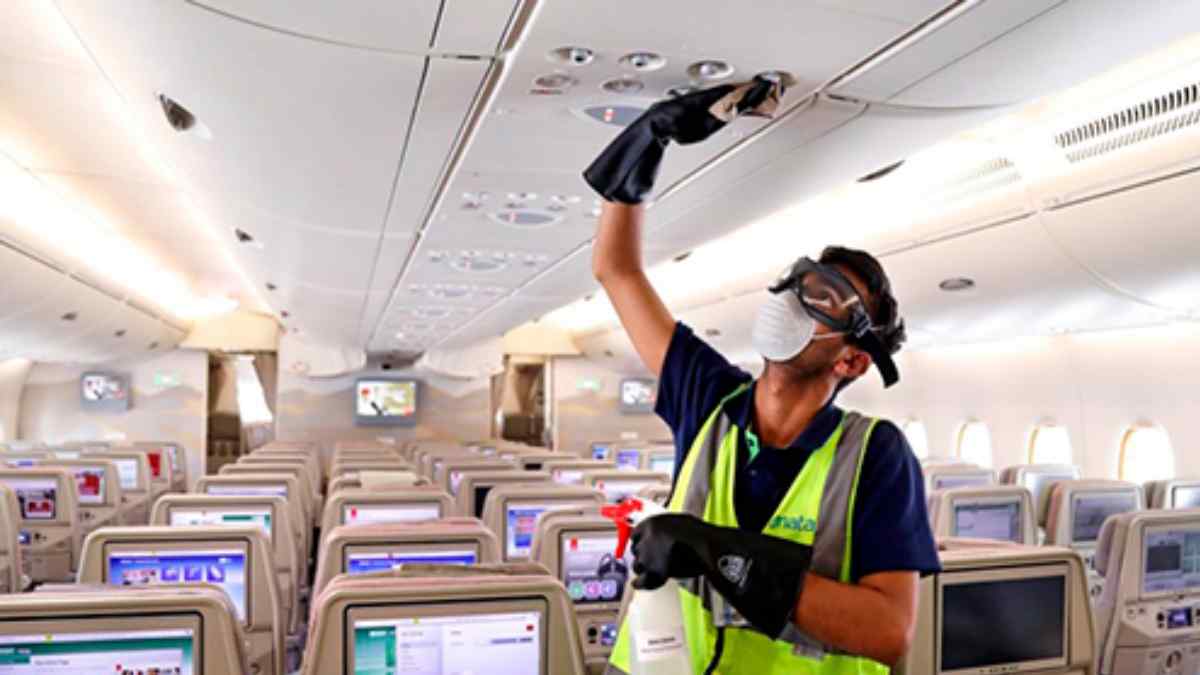 Trabajador limpiando el interior de un avión en el aeropuerto de Madrid-Barajas durante su jornada laboral