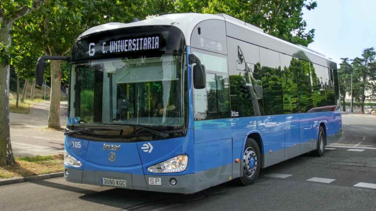 Autobús de EMT Madrid en Ciudad Universitaria durante cambios de líneas por Semana Santa