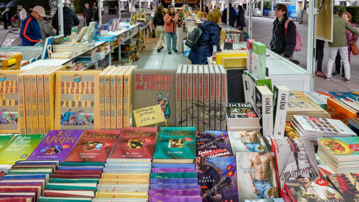 Feria del libro de ocasión en la Plaza Mayor de Torrejón de Ardoz con puestos de libros clásicos e infantiles
