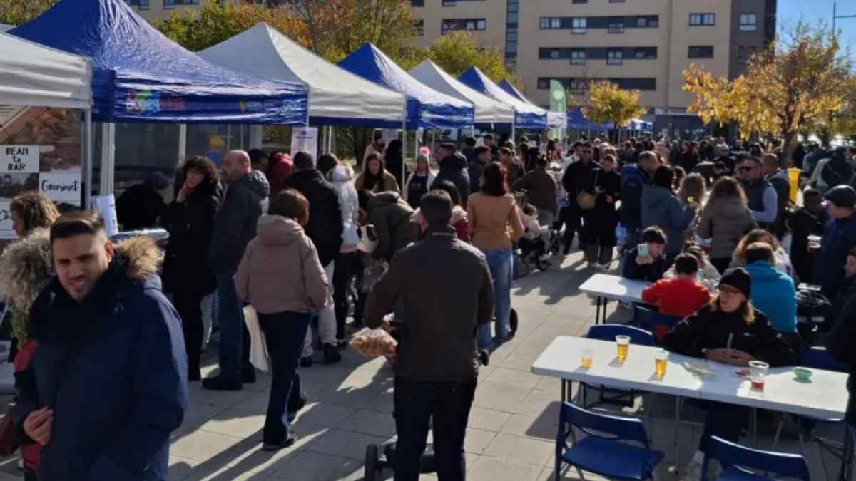 Feria de productores en Getafe con puestos de productos locales y público en Los Molinos