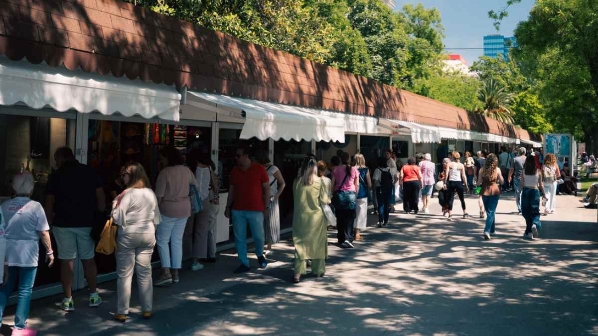 Feria de Semana Santa en Madrid con puestos de artesanía y visitantes en el Paseo de Recoletos