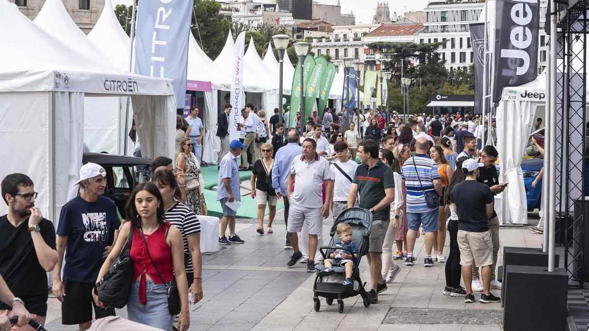 Feria VEM 2026 en Madrid Río con público visitando stands de coches eléctricos