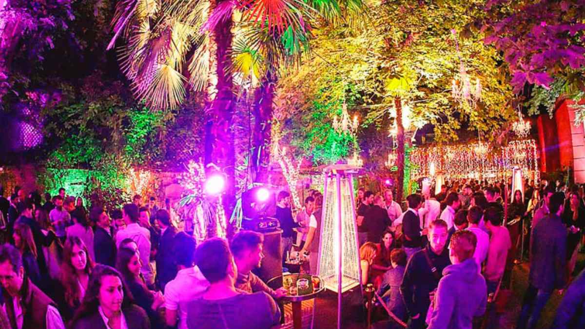 Discoteca Fortuny Home Club en Madrid con público en el jardín durante una noche de fiesta antes de su cierre definitivo