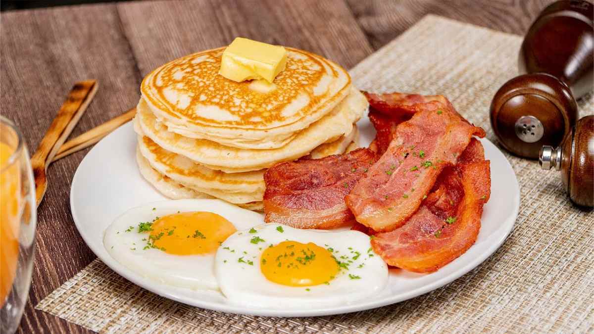 Desayuno americano con pancakes, huevos y bacon del nuevo American Breakfast & Brunch de Foster’s Hollywood