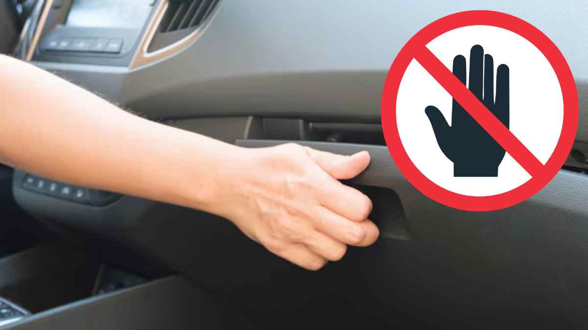 Conductor abriendo la guantera del coche, una distracción al volante que puede ser sancionada por la Guardia Civil