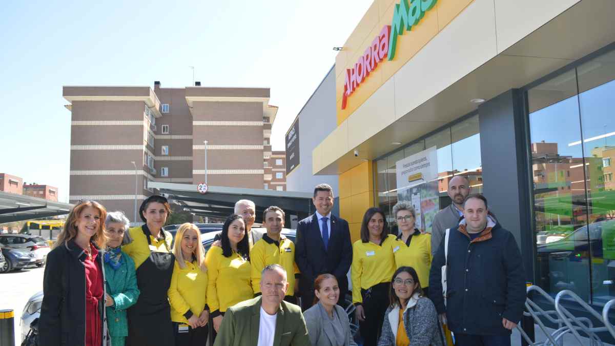 Equipo del nuevo supermercado Ahorramás en Humanes de Madrid durante su inauguración con generación de empleo local