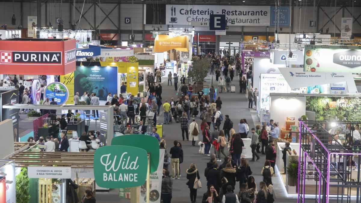 Feria Iberzoo Propet 2026 en IFEMA Madrid con stands de marcas y profesionales del sector mascotas
