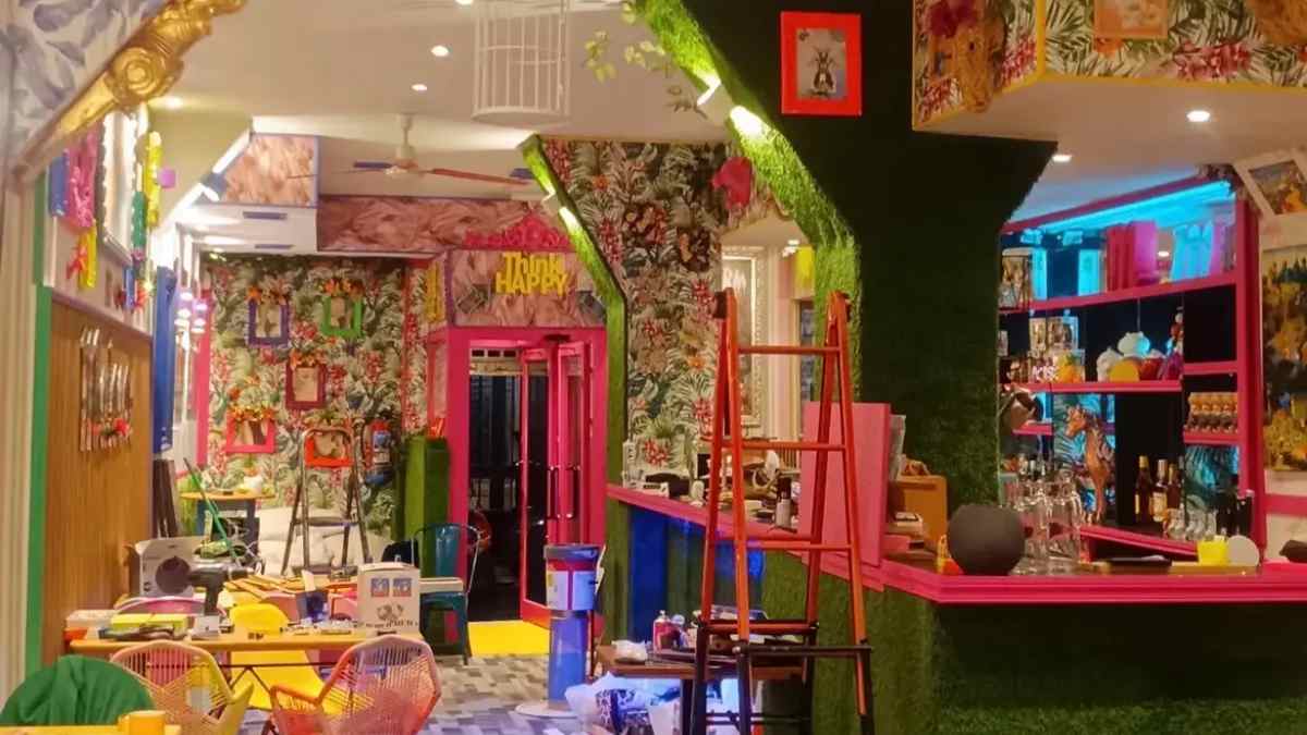 Interior de la cafetería Insolente Mad en La Latina, Madrid, con decoración pop colorida y ambiente creativo