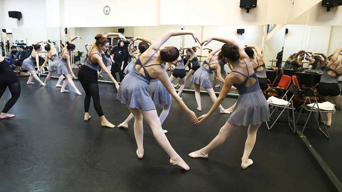 Clase de danza en la Escuela Municipal de Las Rozas durante la semana cultural con actividades abiertas