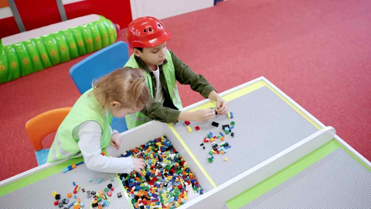 Niños jugando con piezas LEGO en evento gratis en centro comercial Nassica Madrid
