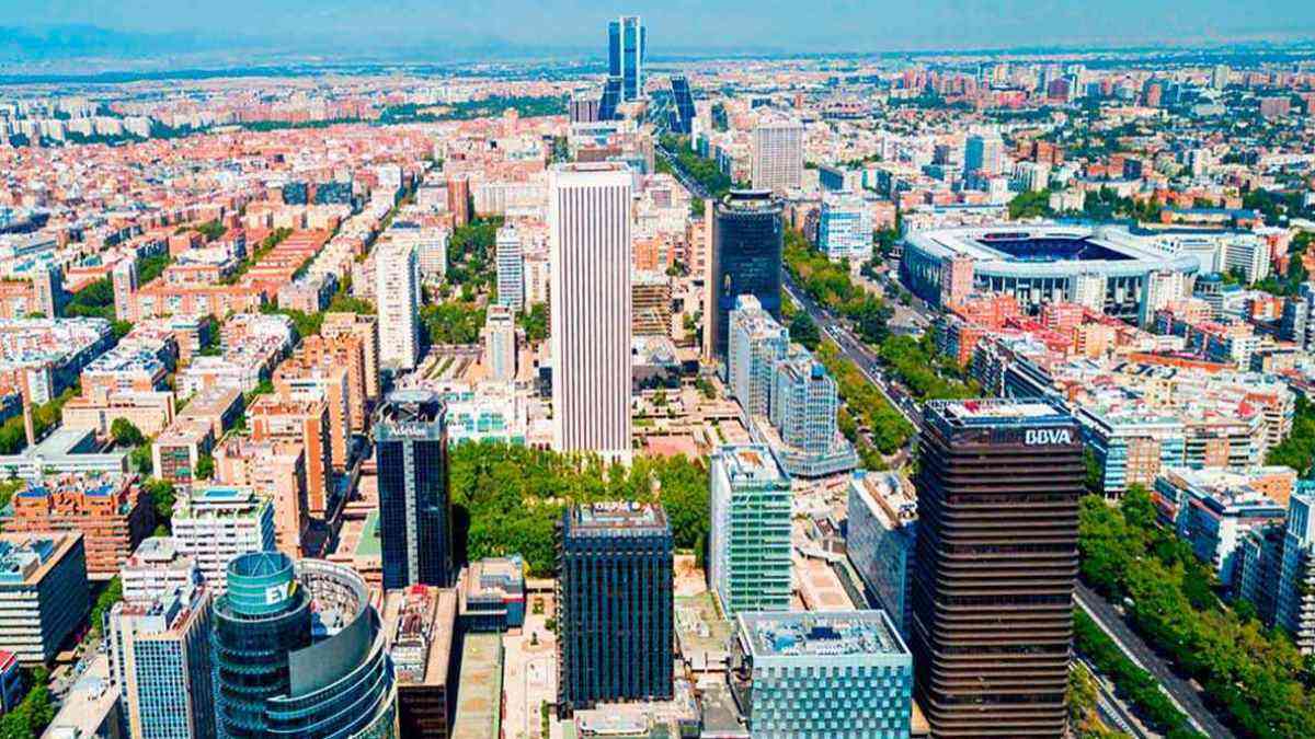 Vista aérea de AZCA en Madrid donde se construirá el nuevo parque con 1.000 árboles y ría urbana