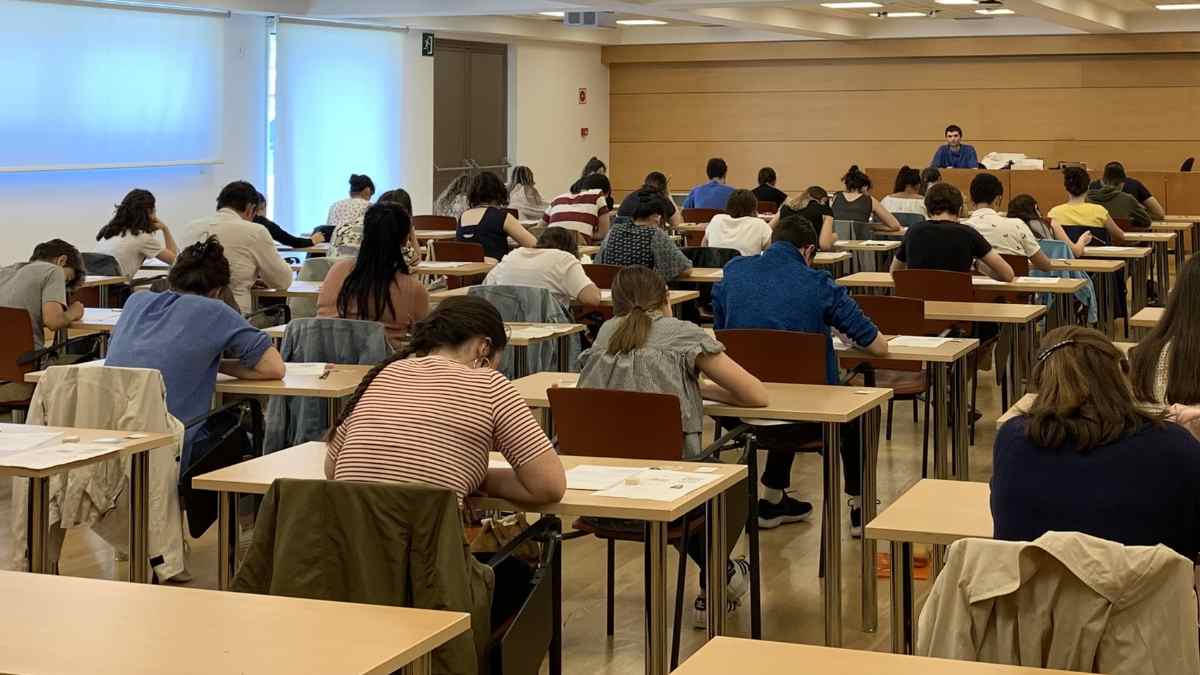 Alumnos realizando examen de evaluación en aula de Madrid para medir competencias educativas