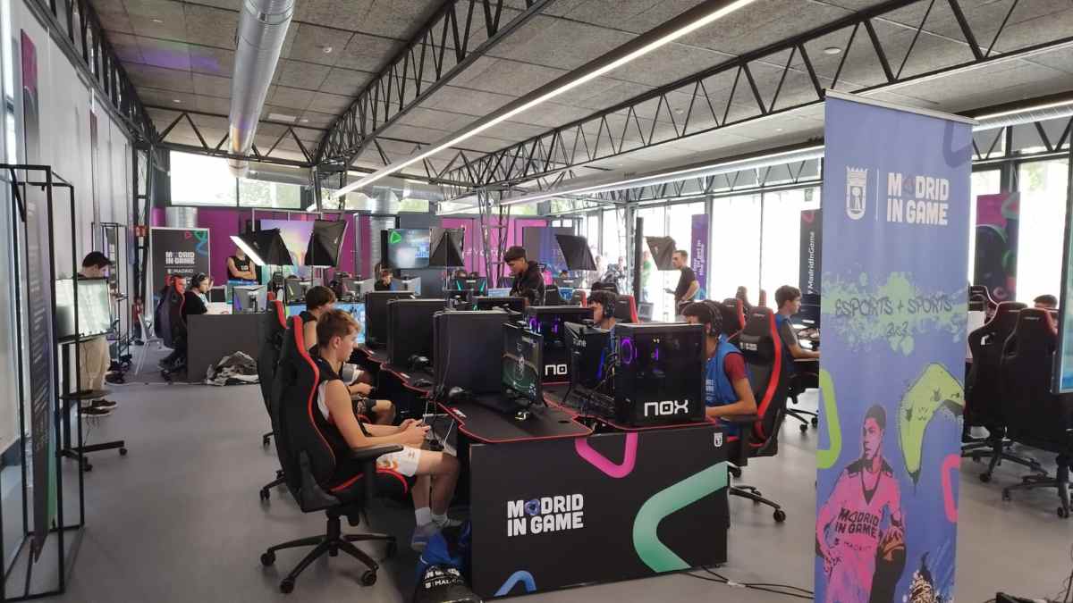 Madrid in Game con personas jugando videojuegos en un centro gaming para terapia cognitiva en mayores