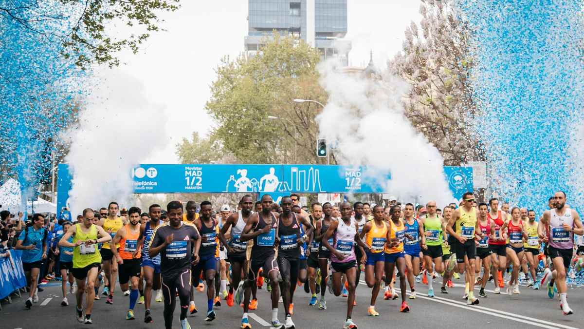 Salida del Movistar Madrid Medio Maratón 2026 con corredores en el Paseo de Recoletos