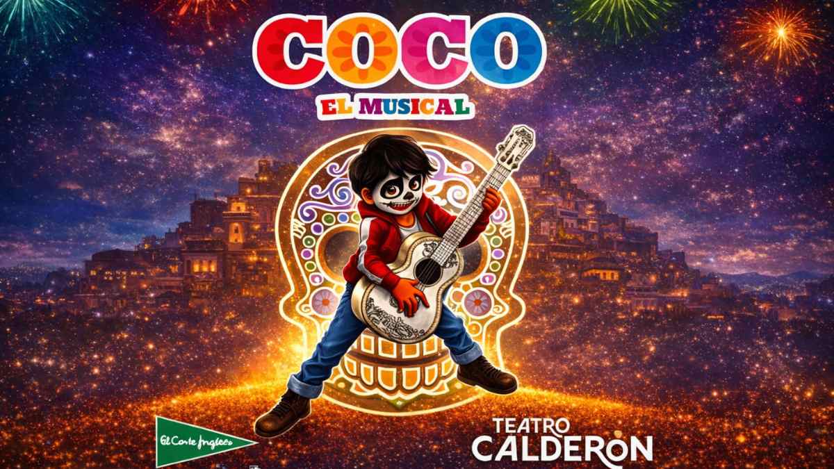Coco el Musical en el Teatro Calderón de Madrid con el personaje tocando la guitarra y fuegos artificiales