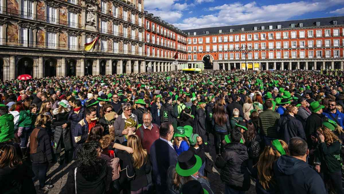 Multitud celebrando el desfile de San Patricio durante la Semana de Irlanda en Madrid en la Plaza Mayor.