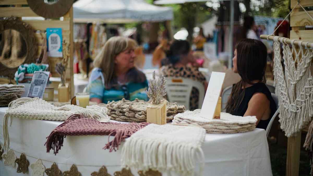 Market artesanal en Malasaña con puestos de decoración, textiles hechos a mano y diseño independiente en Madrid