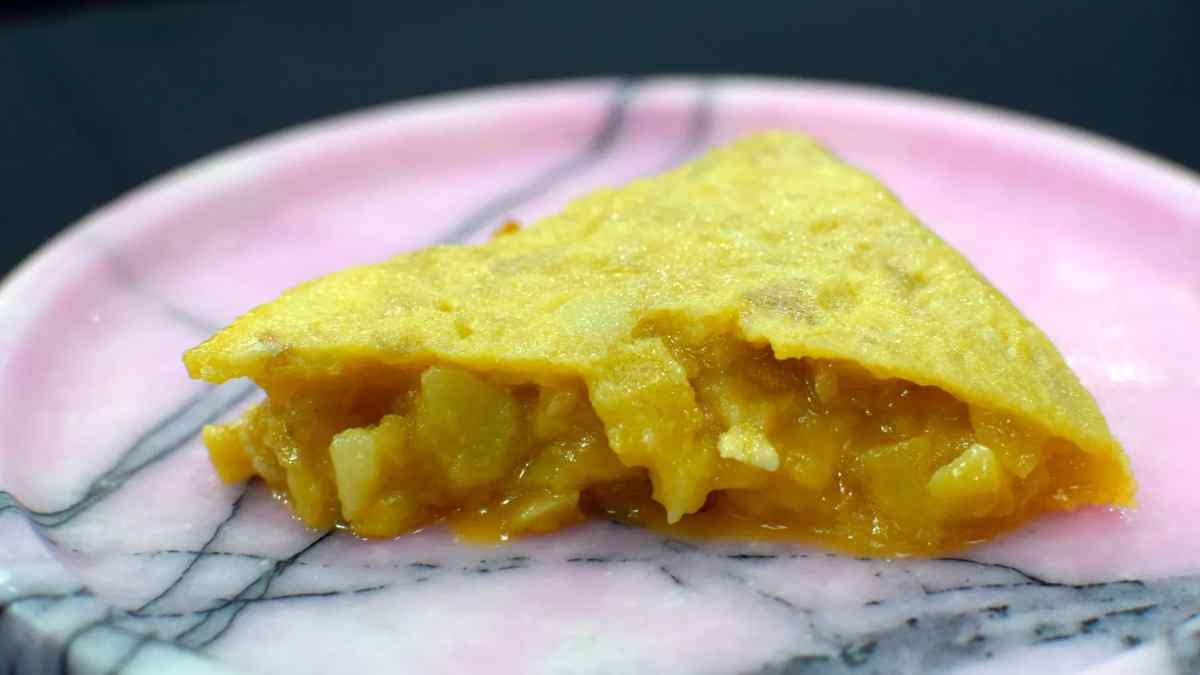 Tortilla de patata cremosa con cebolla ganadora del concurso a la mejor tortilla de Madrid