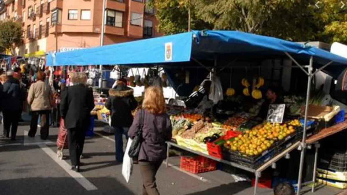 Mercadillo de la calle Extremadura en Fuenlabrada con puestos de fruta antes de su traslado al antiguo recinto ferial