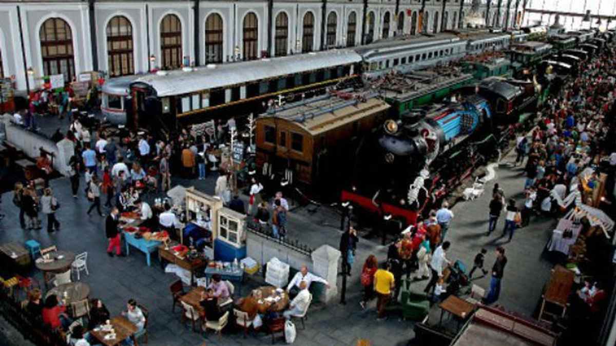 Mercado de Motores en el Museo del Ferrocarril de Madrid con puestos vintage y público durante el fin de semana