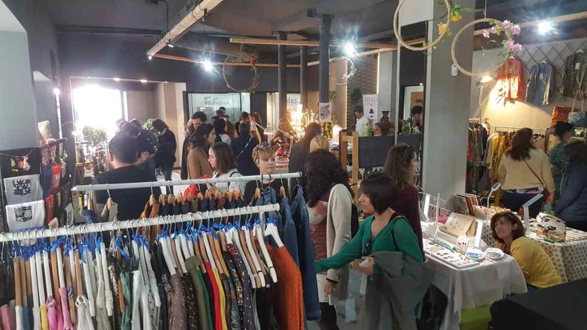 Mercado del Encanto en el Palacio Santa Bárbara de Madrid con puestos de moda, artesanía y visitantes recorriendo el mercado creativo