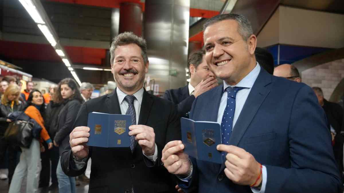 Autoridades de la Comunidad de Madrid presentan el plan cultural en Metro de Madrid en una estación