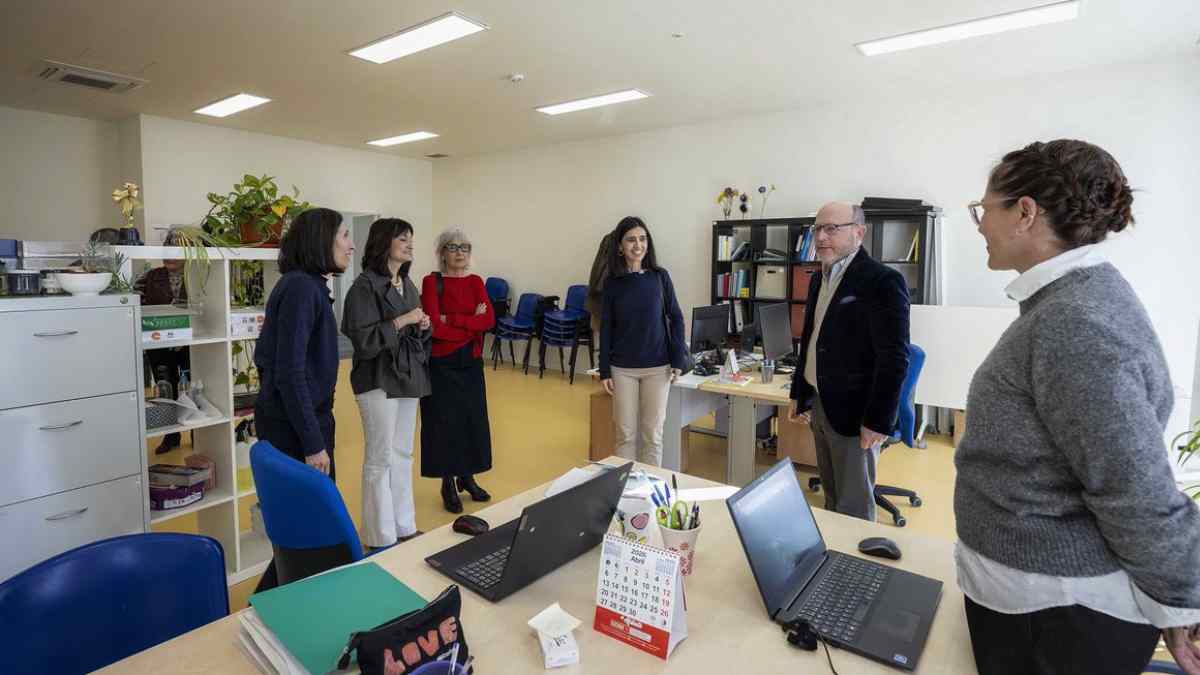 Visita institucional al nuevo Centro de Apoyo a las Familias en Usera durante su apertura en la calle Avena