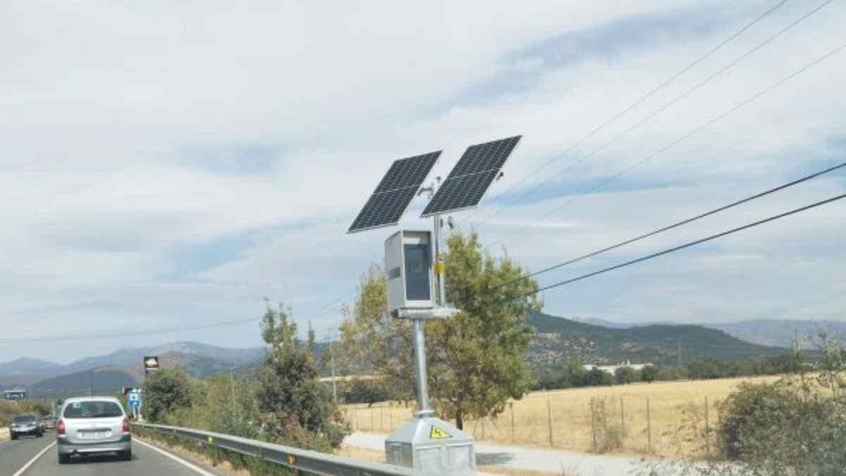 Radar fijo de la DGT instalado en una carretera de Madrid con paneles solares