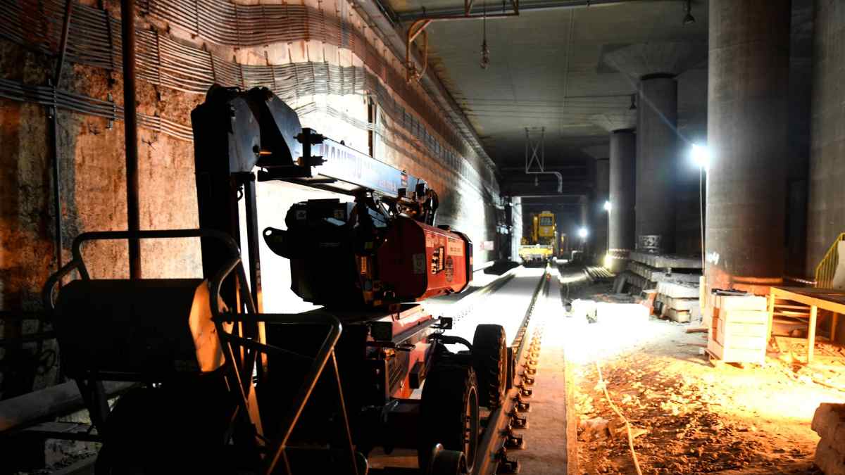 obras mantenimiento vias tren cercanias madrid tunel maquinaria nocturna c3