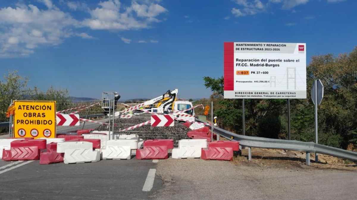 Obras en carretera de Madrid con corte de tráfico y señalización por reparación de puente tras temporales