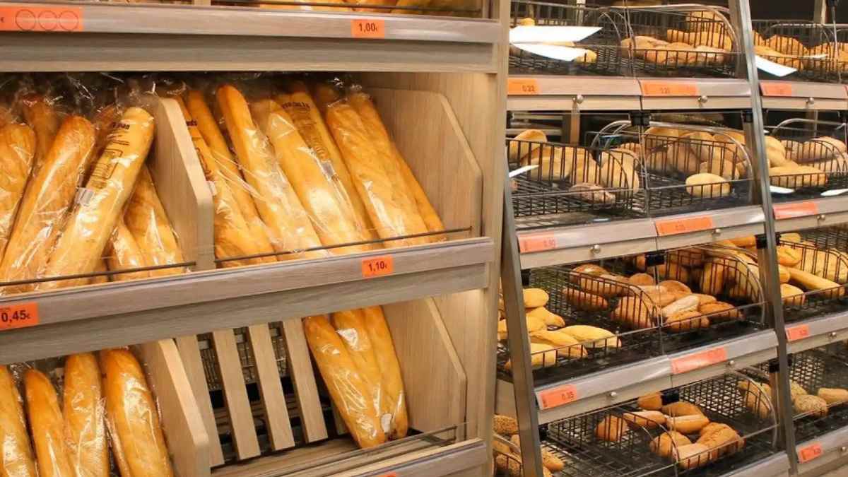 Panadería de Mercadona con barras de pan y bollería tras la venta del proveedor Panamar