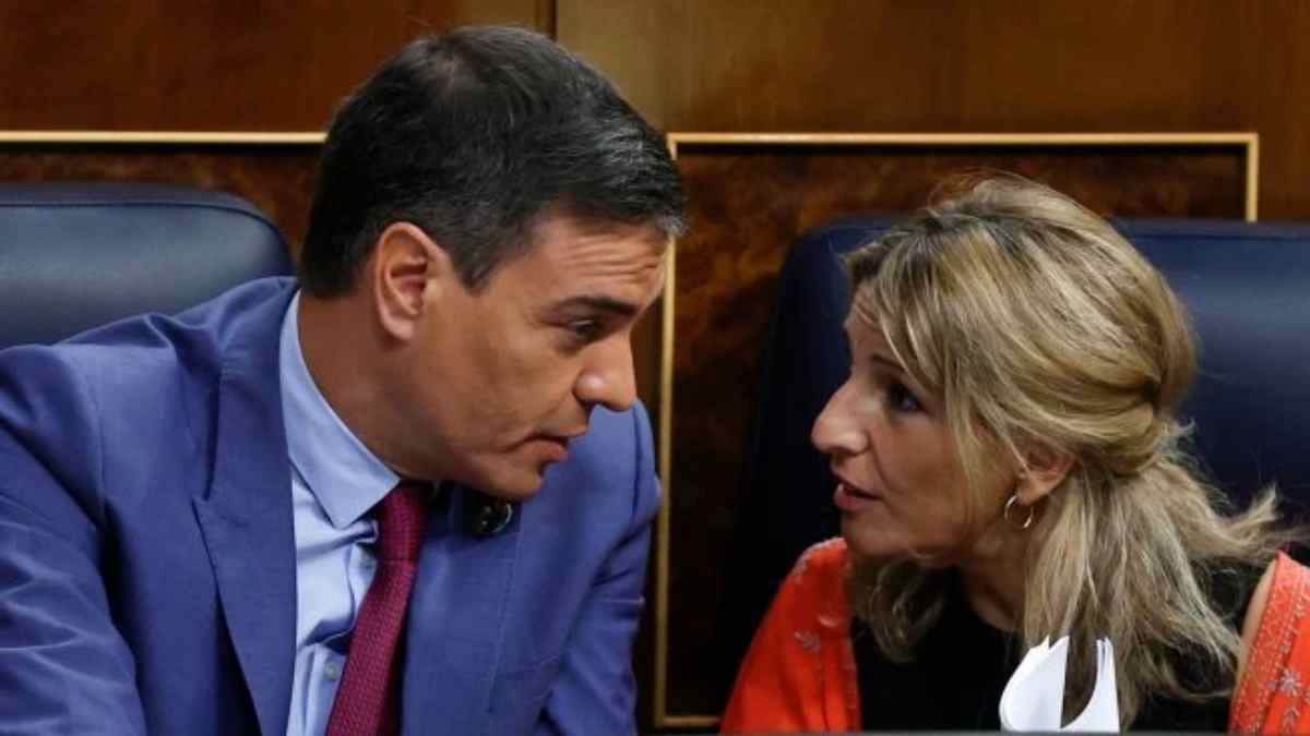 Pedro Sánchez y Yolanda Díaz conversan en el Congreso sobre el nuevo paquete anticrisis para frenar la cesta de la compra