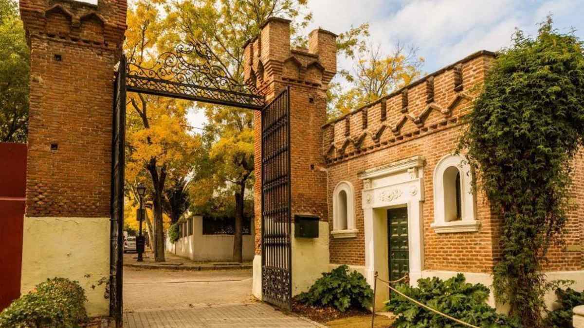Entrada al búnker del Capricho en Madrid, uno de los espacios incluidos en las visitas gratuitas de Pasea Madrid 2026