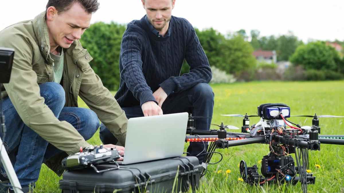 pilotos de dron agrícolas preparando equipo para aplicar productos fitosanitarios en campo