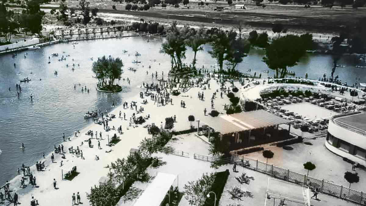 Antigua Playa de Madrid con bañistas en la zona recreativa del río Manzanares en una imagen histórica del complejo
