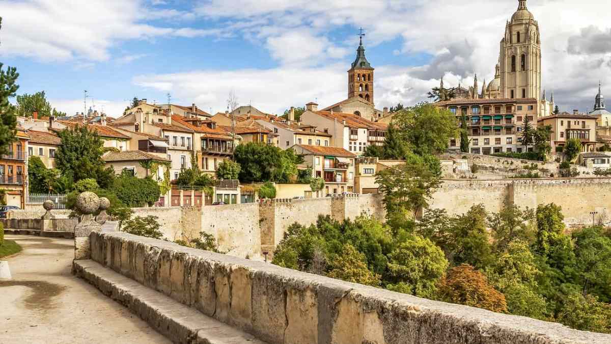 Vista panorámica de Segovia con la catedral y viviendas, uno de los pueblos cercanos a Madrid más baratos para vivir