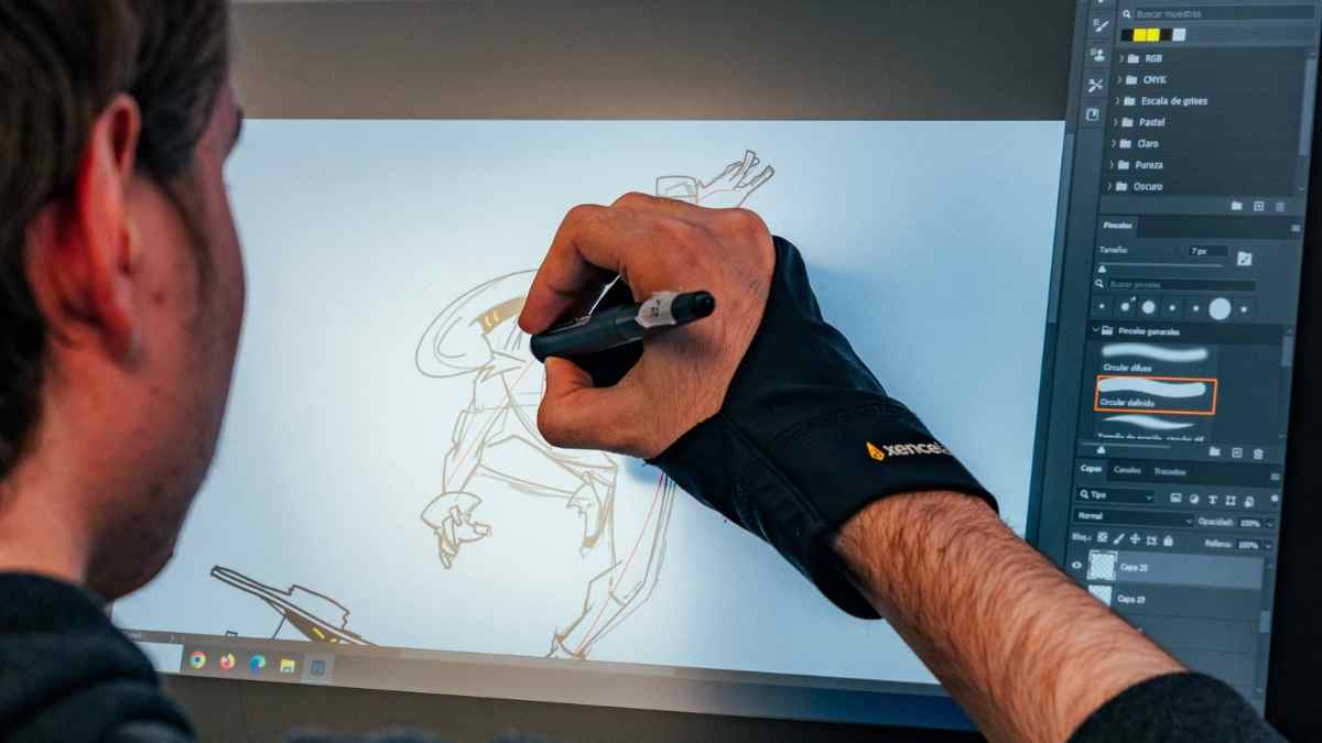 Estudiante diseñando un personaje en tableta gráfica durante un grado en diseño de videojuegos