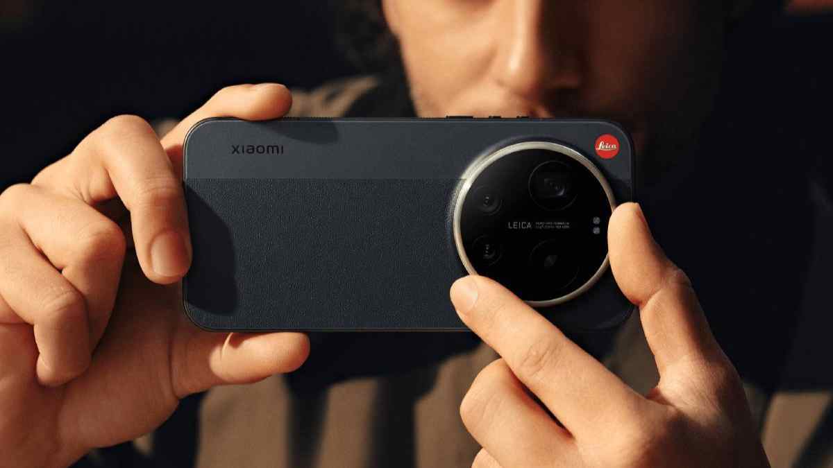 Smartphone Xiaomi con cámara Leica sostenido por un usuario, imagen representativa de los móviles Xiaomi que recibirán más años de actualizaciones.