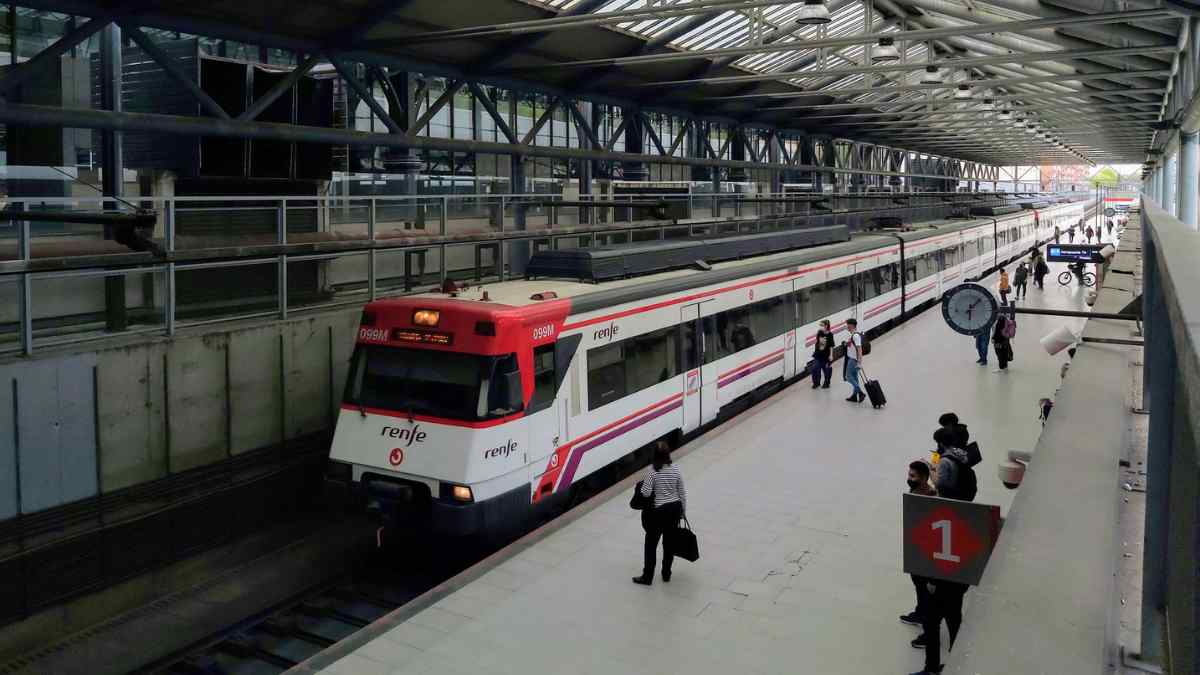 Tren de Cercanías Renfe en una estación de Madrid incluida en el plan de obras y modernización de estaciones