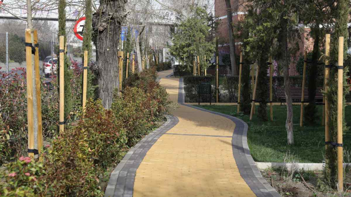 peatonalizacion colonia manzanares madrid camino accesible con arboles nuevos y zonas verdes