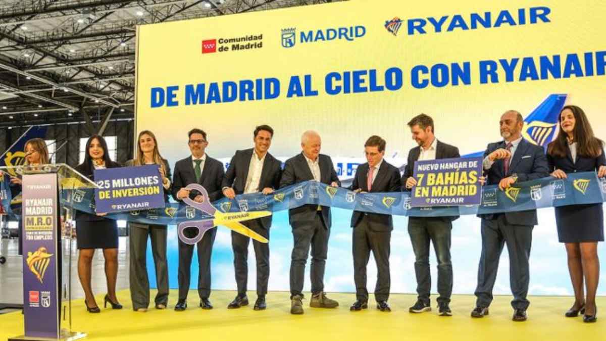 Inauguración del hangar de Ryanair en Madrid con autoridades y anuncio de inversión de 25 millones y 700 empleos