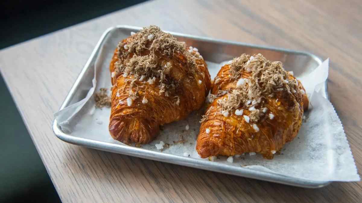 Croissant de trufa de Santo Bakehouse en colaboración con Kasama para su lanzamiento en Uber Eats