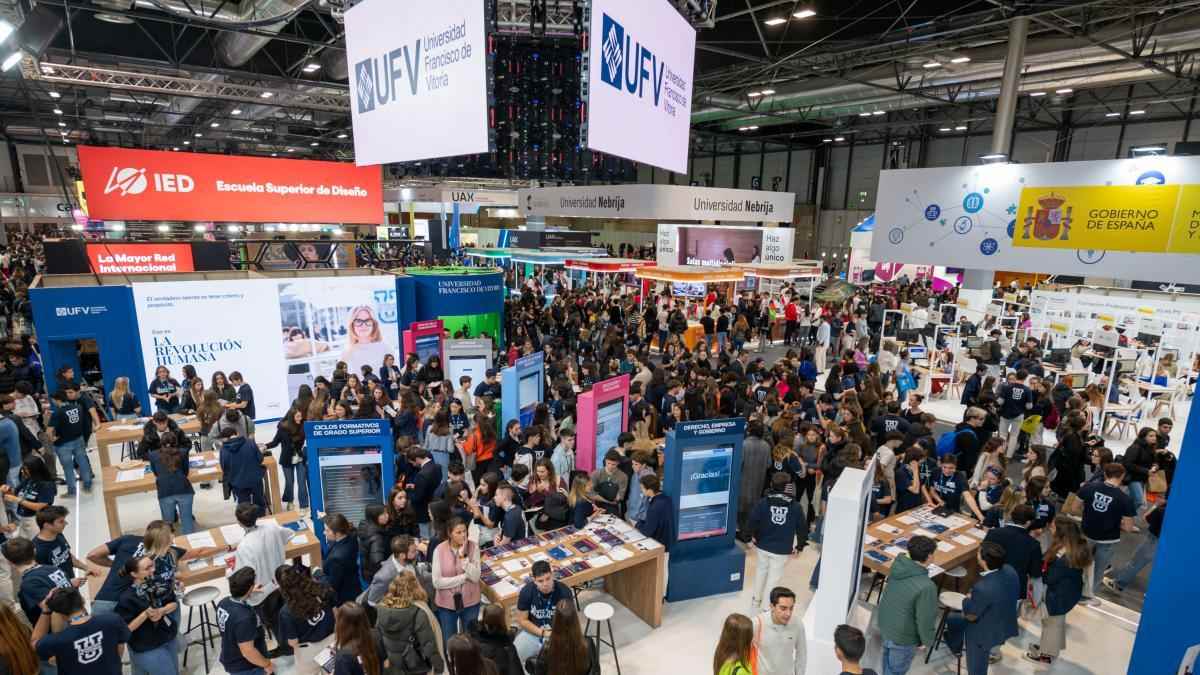Estudiantes visitando stands de universidades en la Semana de la Educación celebrada en IFEMA Madrid