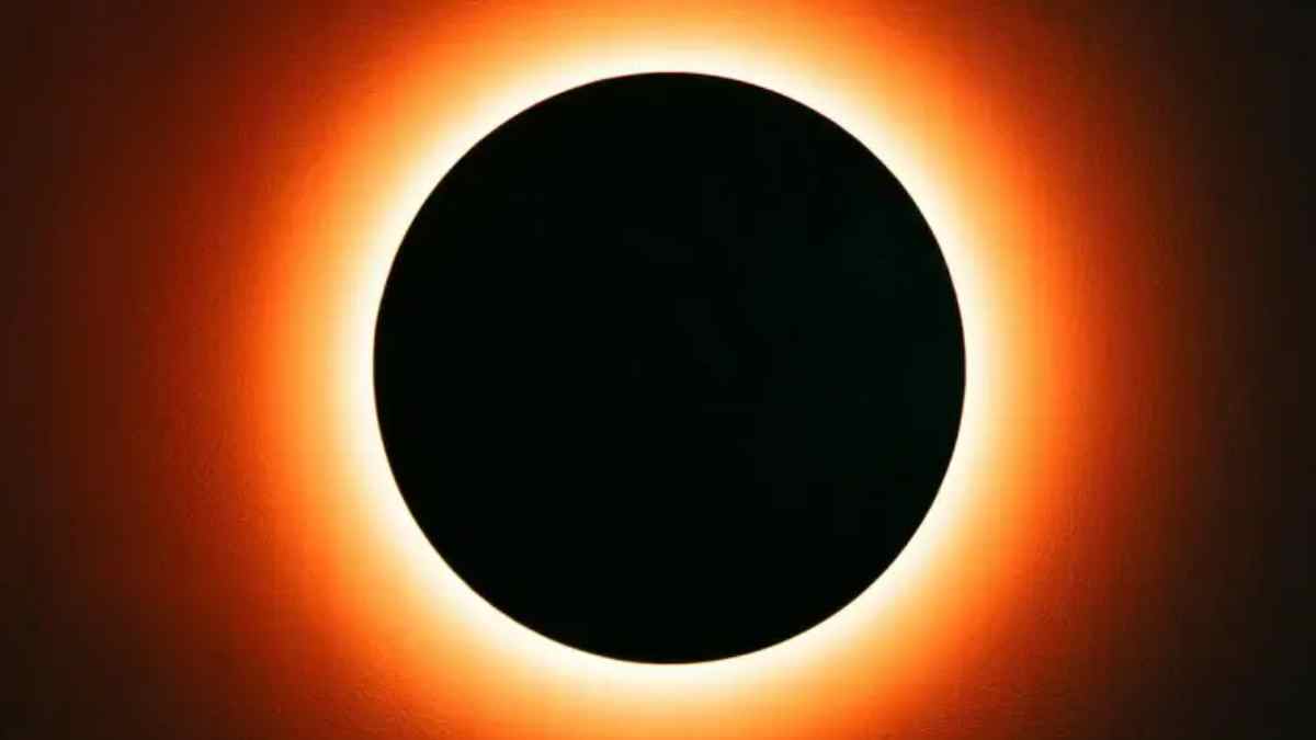 Eclipse solar total con la corona solar visible durante el fenómeno astronómico que podrá observarse desde la Sierra Norte de Madrid el 12 de agosto