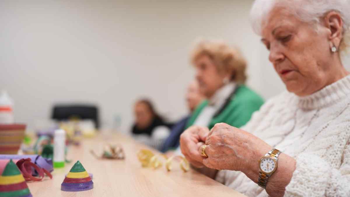 personas mayores en taller de estimulación cognitiva para Alzheimer en la Comunidad de Madrid