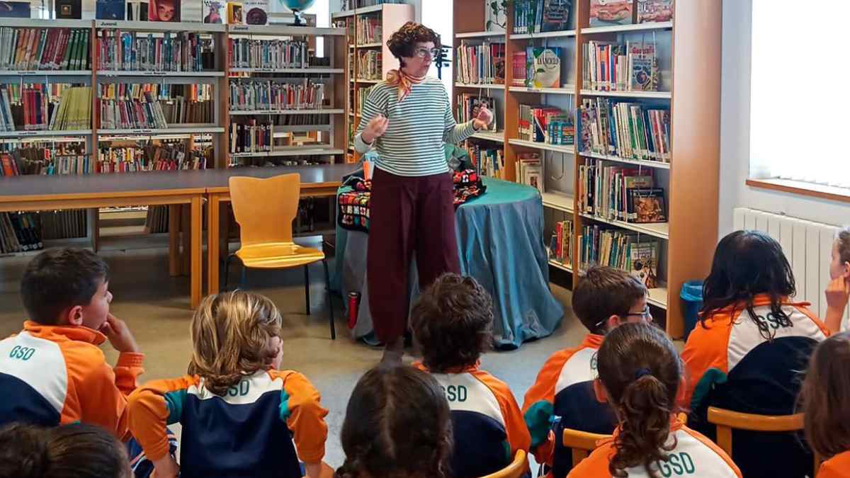 Niños participando en un taller infantil de lectura en una biblioteca pública de la Comunidad de Madrid
