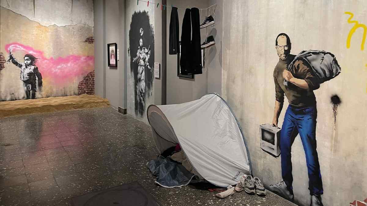 Interior del Museo Banksy en Madrid con obras de arte urbano y exposición de street art